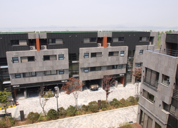 Paju Adel Hugh Town House